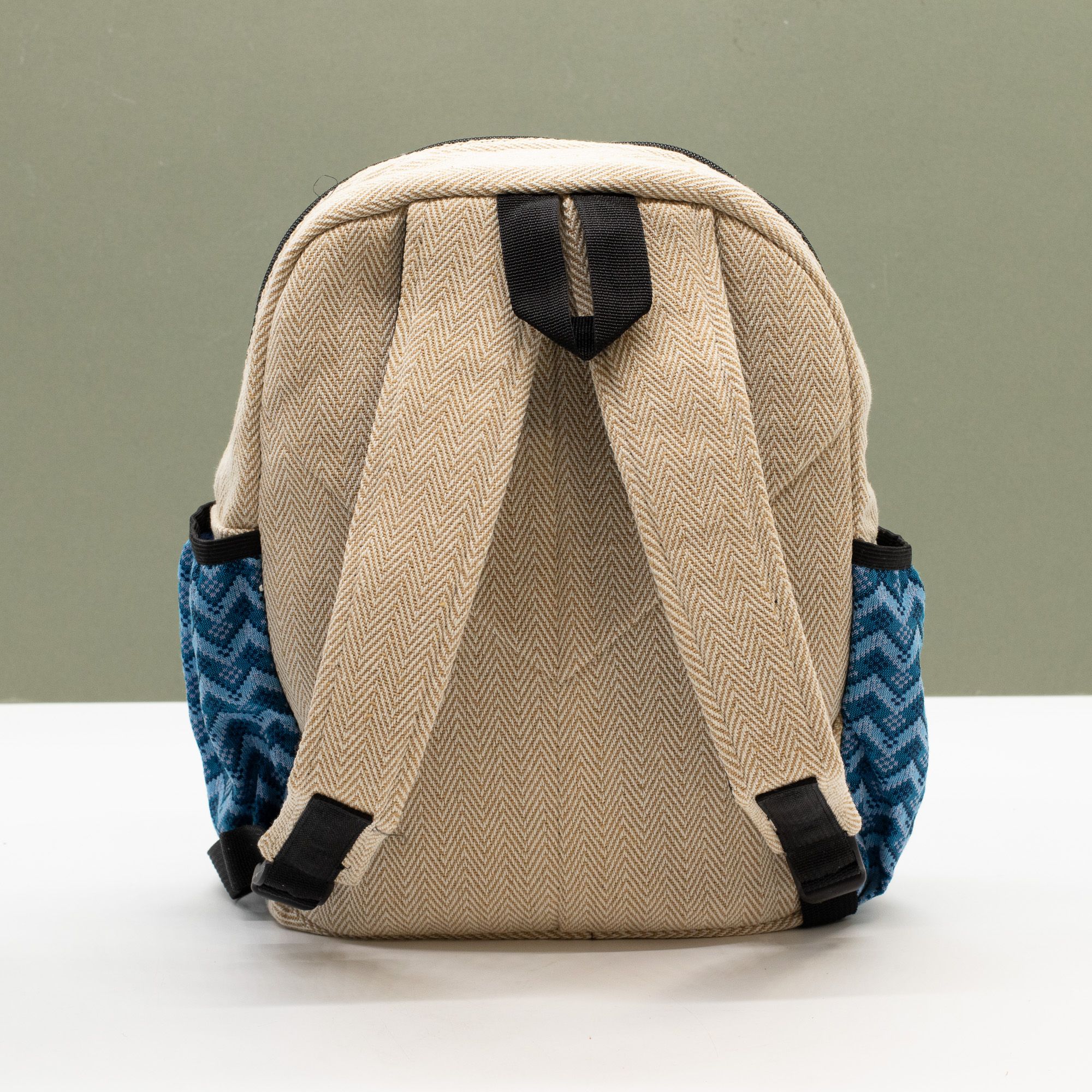 Mochila Estándar de Katmandú - Diseño Dhaka (34x27x10cm) - Imagen 6